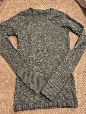 Lululemon Abstract Long Sleeve Top in Gray size M